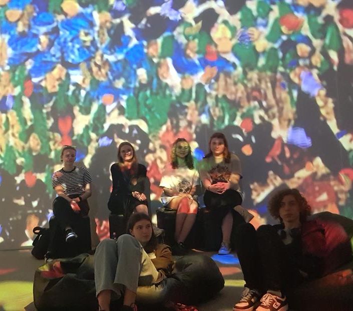 Multimedialny pokaz obrazów Vincenta Van Gogha.